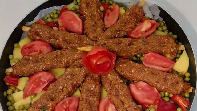 Kalabalık Sofralara: Sebze Tabanlı Şişte Köfte