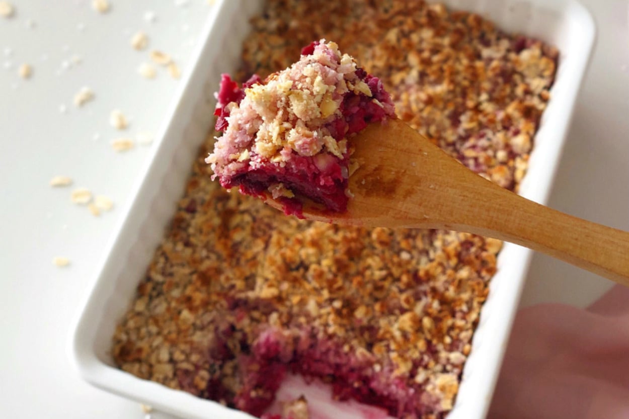Rengiyle İştah Açan Kolay Tatlı: Vişneli Böğürtlenli Crumble