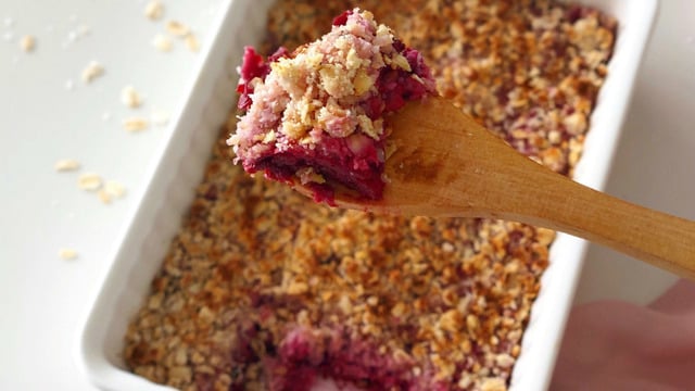 Rengiyle İştah Açan Kolay Tatlı: Vişneli Böğürtlenli Crumble