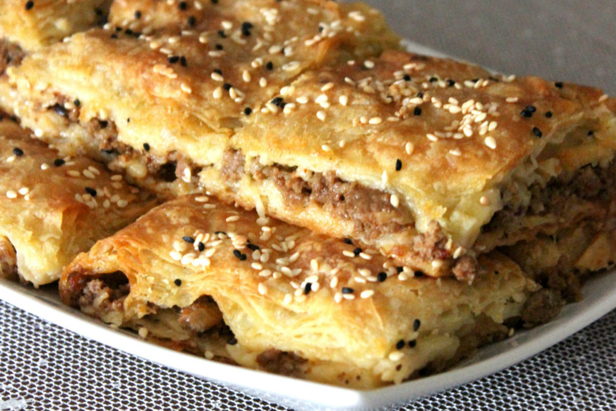 Sosuyla Harika: Kıymalı Sodalı Çıtır Börek