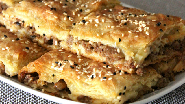 Sosuyla Harika: Kıymalı Sodalı Çıtır Börek