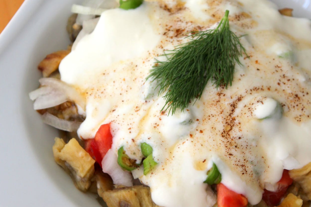Nefis Meze: Yoğurtlu Tereyağlı Köz Patlıcan Salatası
