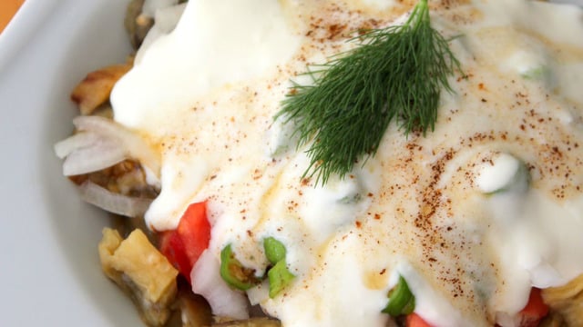 Nefis Meze: Yoğurtlu Tereyağlı Köz Patlıcan Salatası
