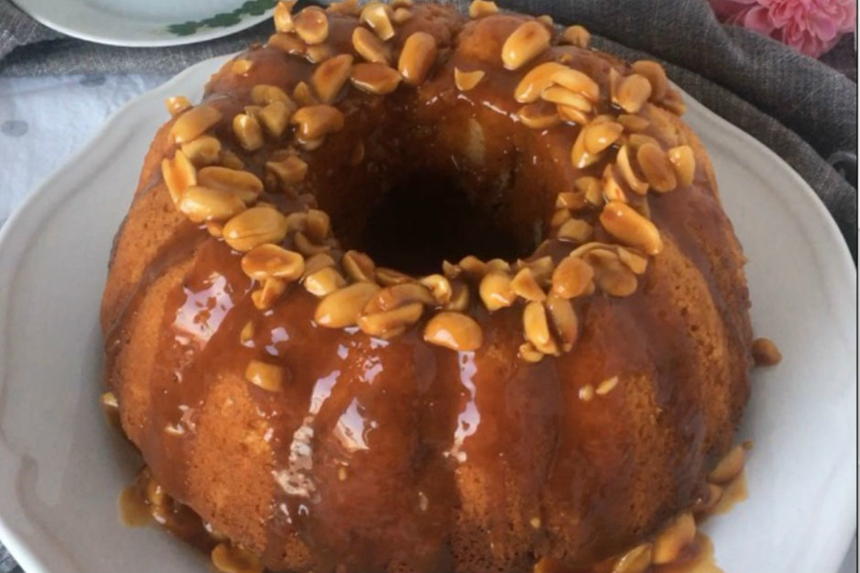 Sanat Eseri: Fıstık Ezmeli Karamel Soslu İki Renkli Kek