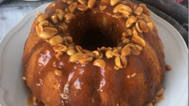 Sanat Eseri: Fıstık Ezmeli Karamel Soslu İki Renkli Kek