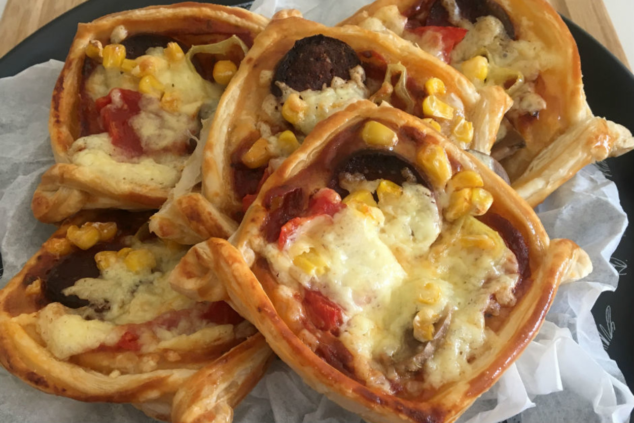 Az Malzemeyle, Muhteşem Lezzet: Kahvaltılık Milföy Pizza