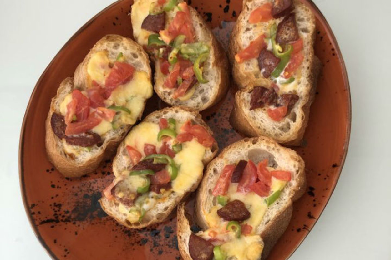 Pazar Kahvaltısına: Pizza Görünümlü Ekmek