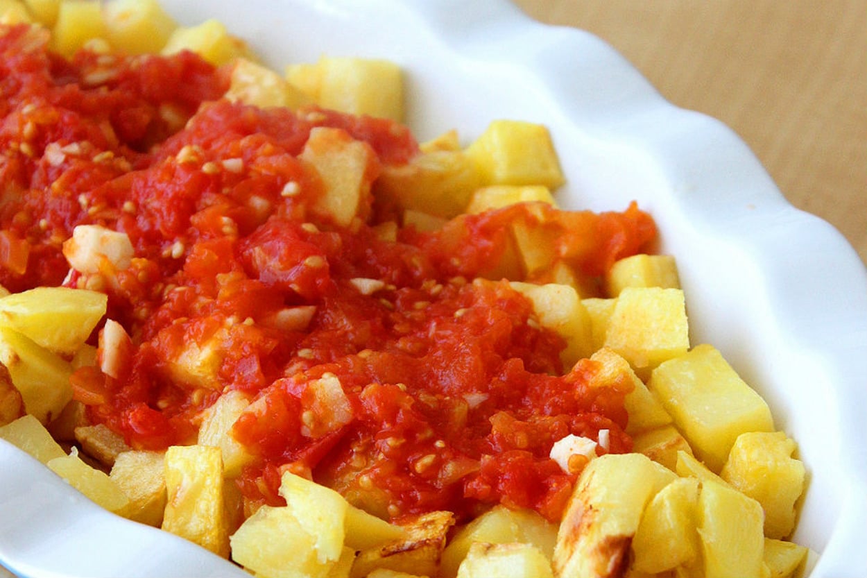 Bol Sarımsaklı: Domates Soslu Fırın Patates