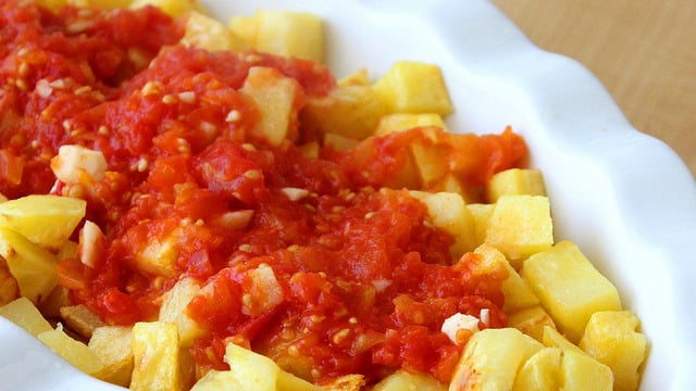 Bol Sarımsaklı: Domates Soslu Fırın Patates