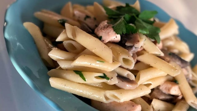 Tek Başına Ziyafet: Kremalı Tavuklu & Mantarlı Makarna