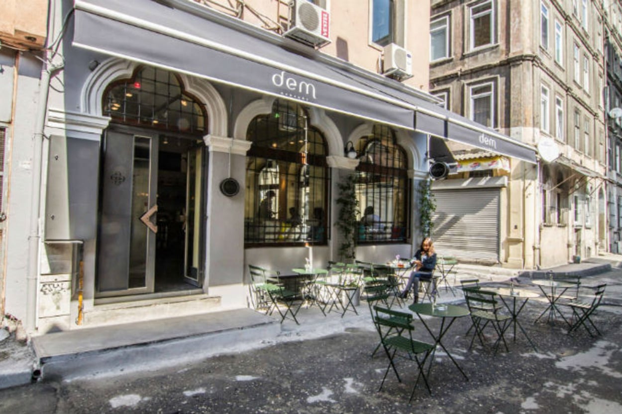 Dem Karaköy: Çay İnsanlarının İçinden Çıkmak İstemediği Mekan