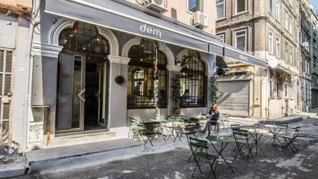 Dem Karaköy: Çay İnsanlarının İçinden Çıkmak İstemediği Mekan