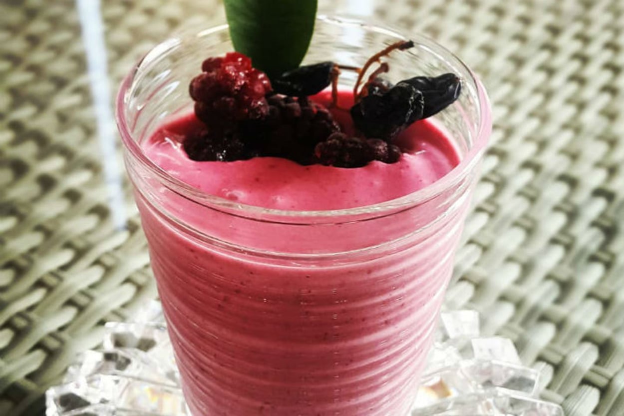 Rengi Güzel İçecek: Karışık Meyveli Smoothie