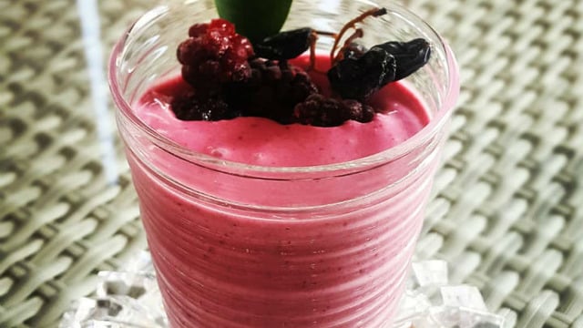 Rengi Güzel İçecek: Karışık Meyveli Smoothie