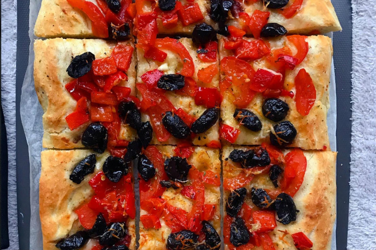Hem Ekmek Hem de Pizza: Sebzeli Focaccia