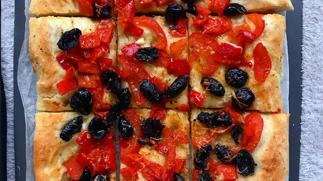 Hem Ekmek Hem de Pizza: Sebzeli Focaccia
