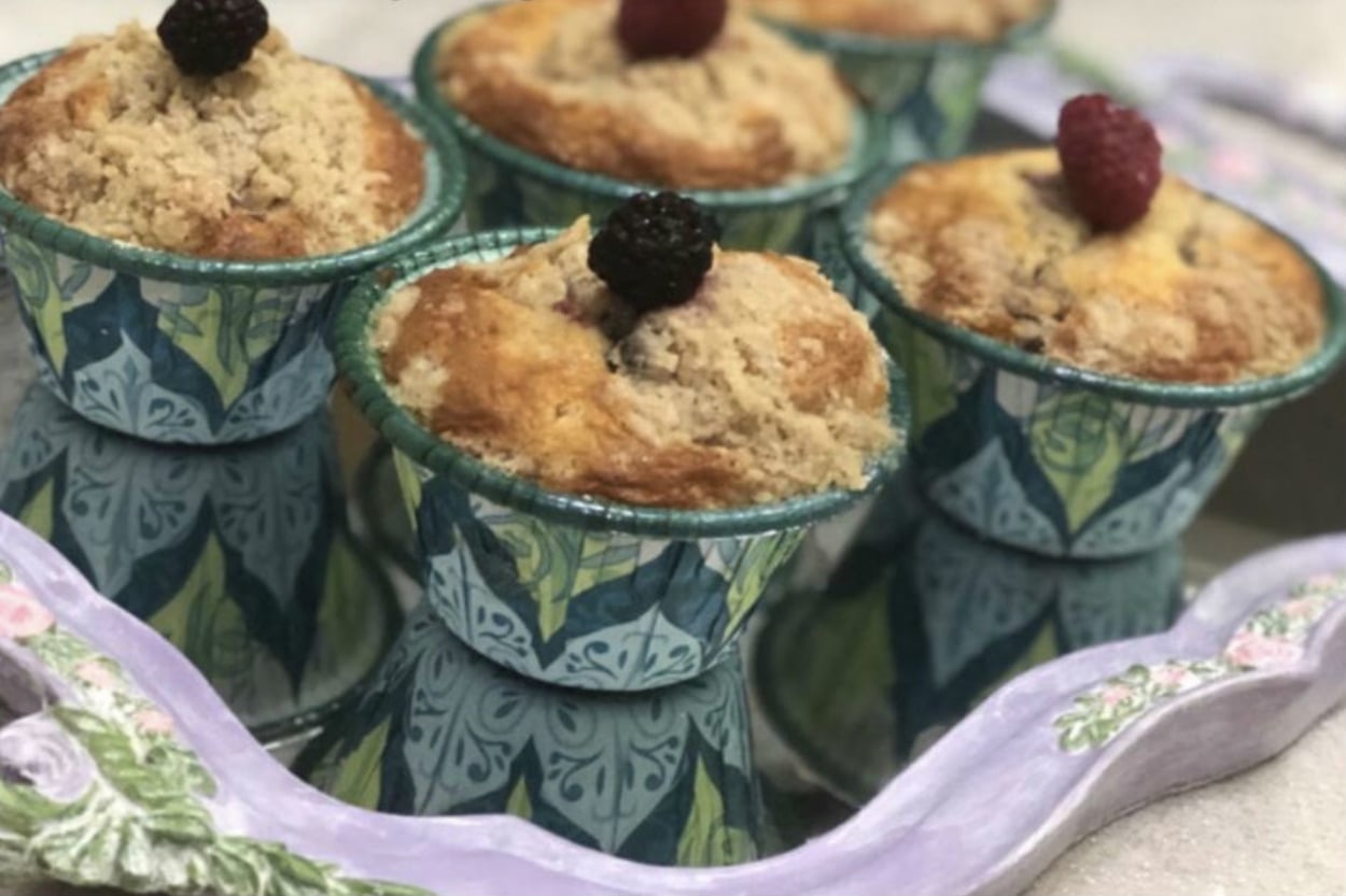 Üzerindeki Kırıntılı Katmanıyla: Kara Orman Meyveli Muffin