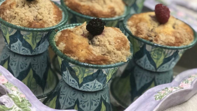 Üzerindeki Kırıntılı Katmanıyla: Kara Orman Meyveli Muffin