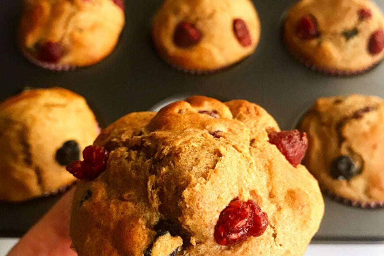 Yumuşacık Dokusuyla: Rafine Şekersiz Kırmızı Meyveli Muffin