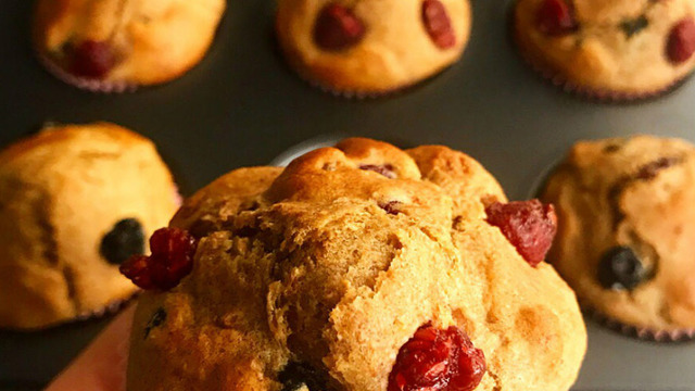 Yumuşacık Dokusuyla: Rafine Şekersiz Kırmızı Meyveli Muffin
