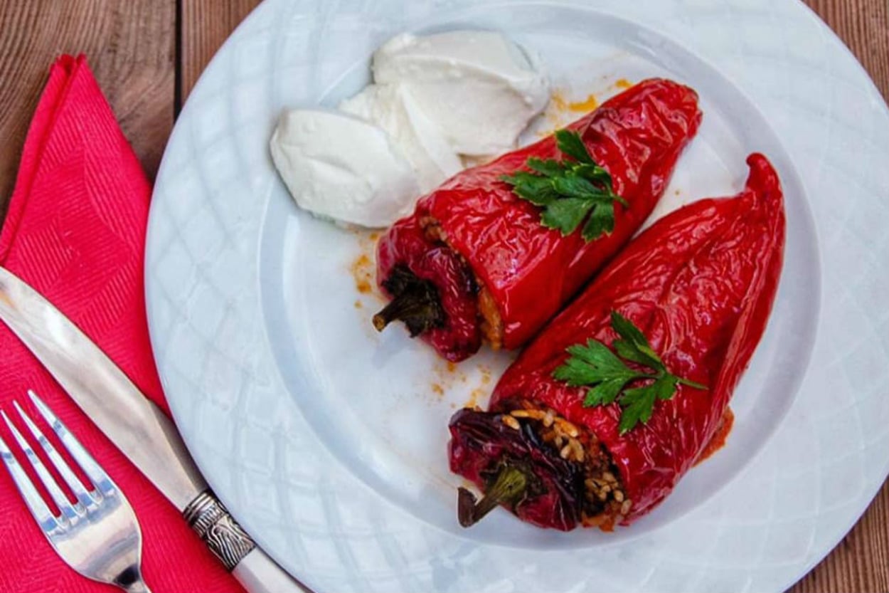 Enfes Yemek: Fırında Kırmızı Biber Dolması