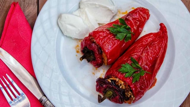 Enfes Yemek: Fırında Kırmızı Biber Dolması