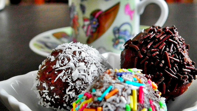 Renkli Bir Kahve Yanı Eşlikçisi: Truff
