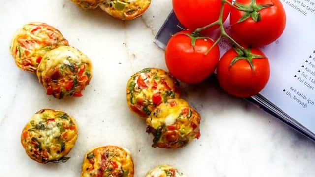 Yılın Kahvaltı Sofrası Kazananı: Kahvaltılık Yumurta Kekleri