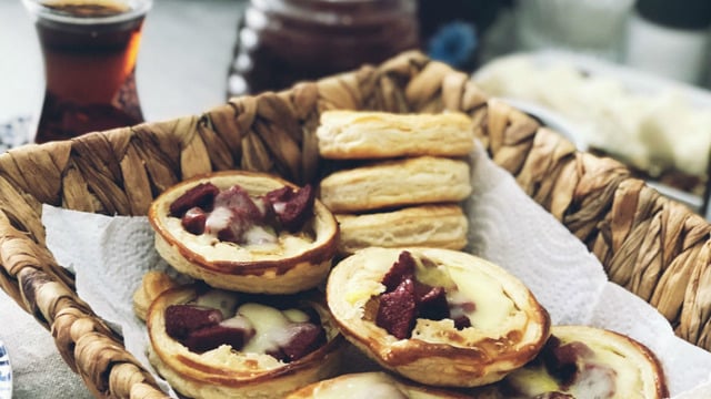 Farklı Sofralara: Sucuklu ve Kaşarlı Milföy Çanağı