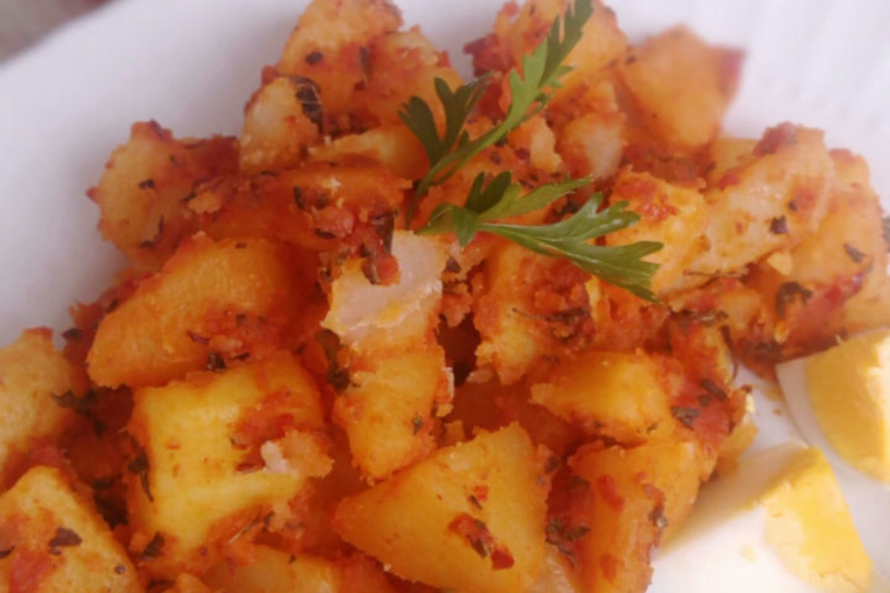 Patates Severlere Buraya: Kahvaltılık Salçalı Baharatlı Patates
