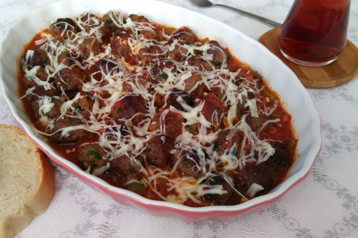 Bol Baharatlı: Soslu Köfte
