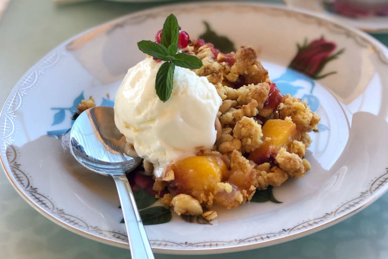 Lezzeti ve Şık Sunumu İle: Pratik Şeftalili Crumble