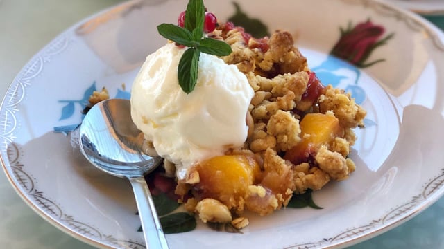 Lezzeti ve Şık Sunumu İle: Pratik Şeftalili Crumble
