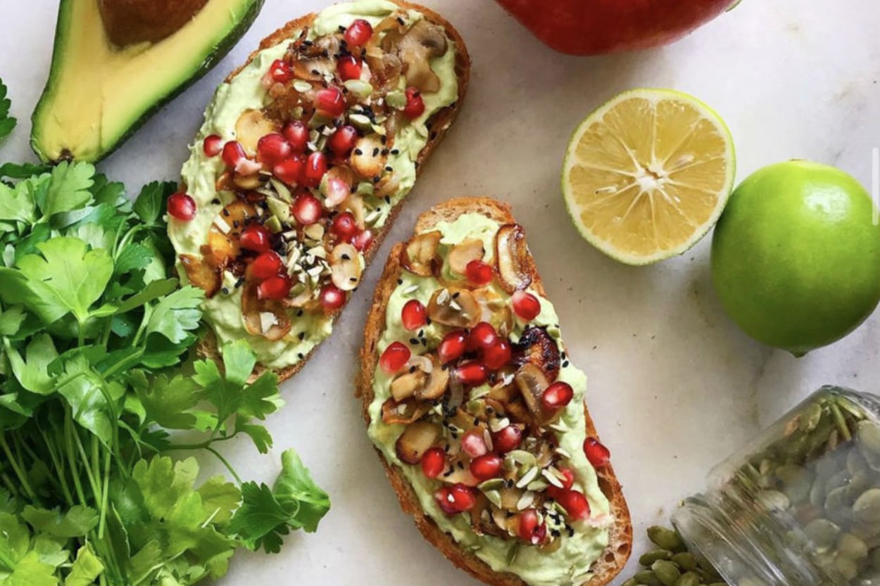 Renkli Kahvaltılık: Mantar ve Avokadolu Tost