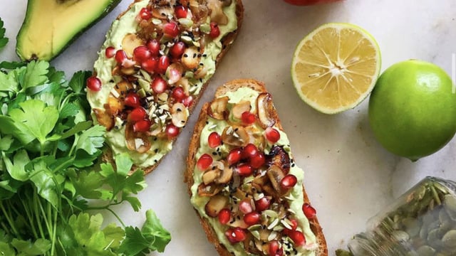 Renkli Kahvaltılık: Mantar ve Avokadolu Tost