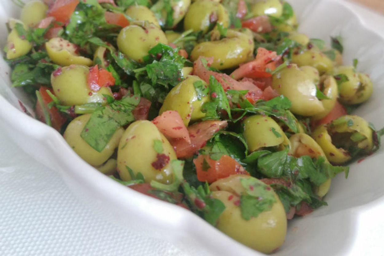 Ekşi Severlere: Sumaklı Zeytin Salatası