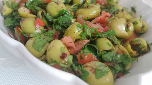 Ekşi Severlere: Sumaklı Zeytin Salatası