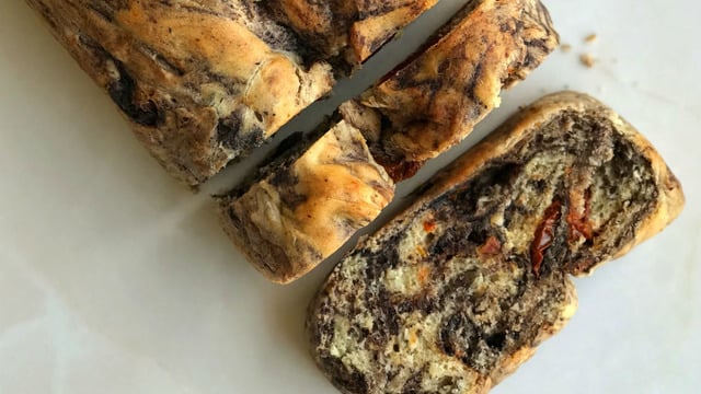 Muhteşem Lezzetlerin Dansı: Zeytin Ezmeli & Kuru Domatesli Ekmek