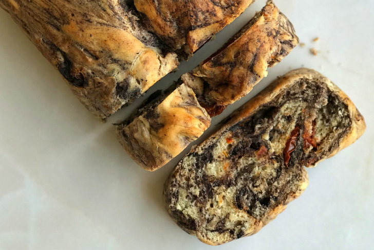 Zeytin Ezmeli & Kuru Domatesli Ekmek Tarifi