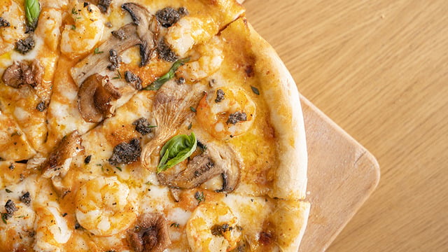 Bir Dilimle İtalya: Karidesli ve Üç Mantarlı Pizza