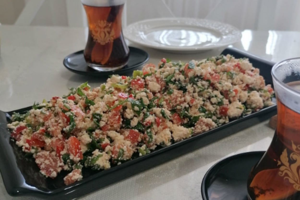 Kahvaltının En Gözdesi: Çökelek Salatası