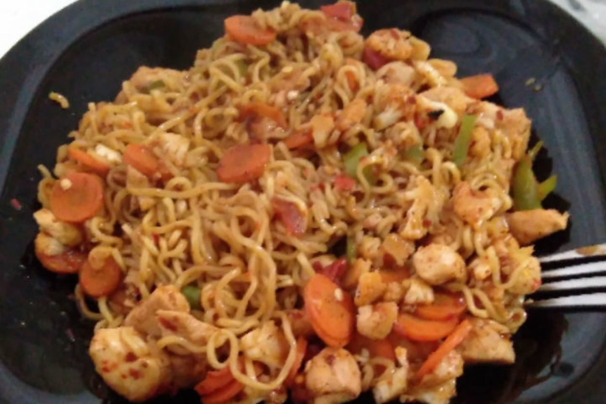 Öğrencilerin Seveceği: Sebzeli Tavuklu Noodle