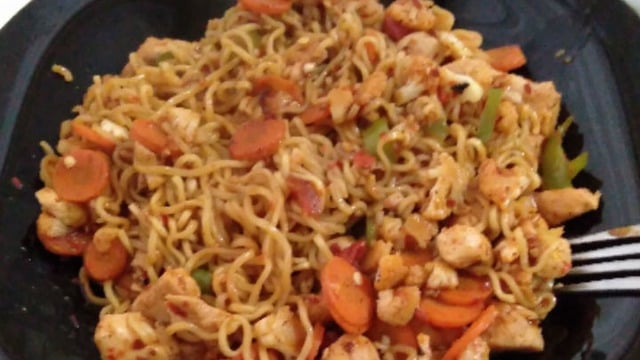 Öğrencilerin Seveceği: Sebzeli Tavuklu Noodle