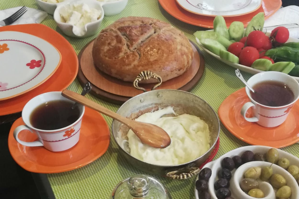 Eşsiz Yöresel Lezzetler: Çökelek Sündürmesi ve Tuzsuz Ekmeği