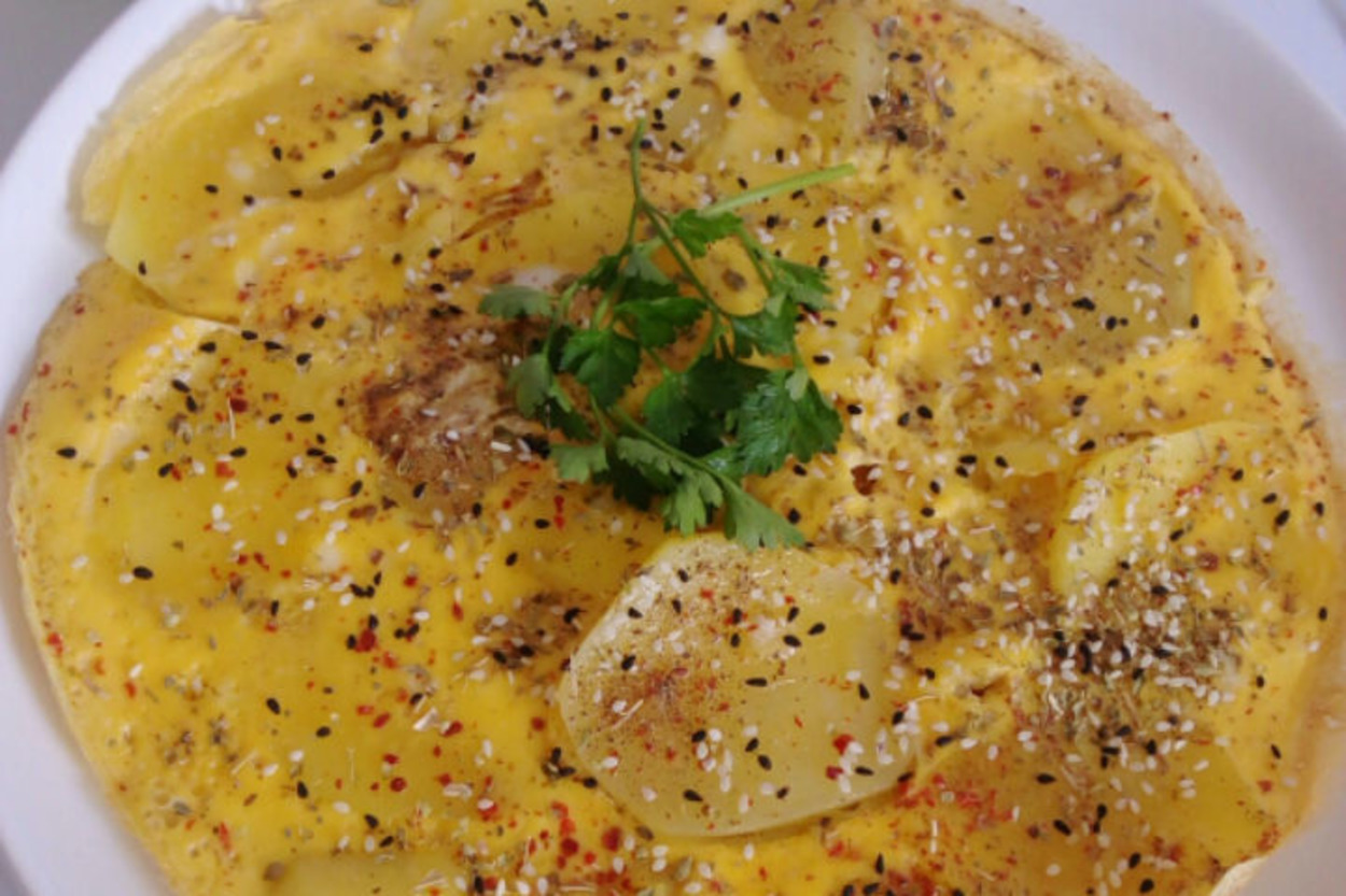 Yılın Kahvaltı Sofrası Adayı: Susamlı Patatesli Omlet