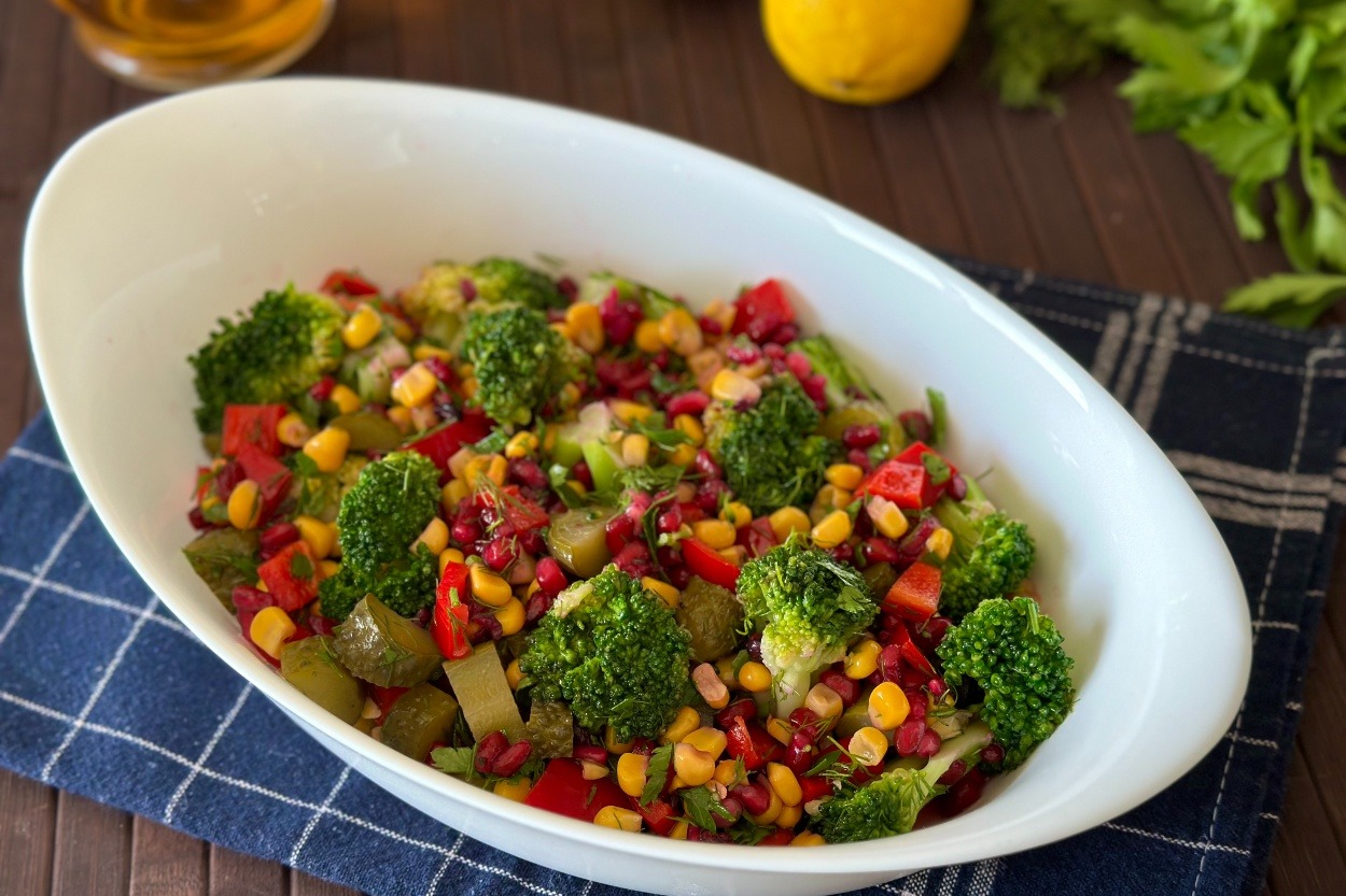 Ferah ve Renkli: Narlı Brokoli Salatası