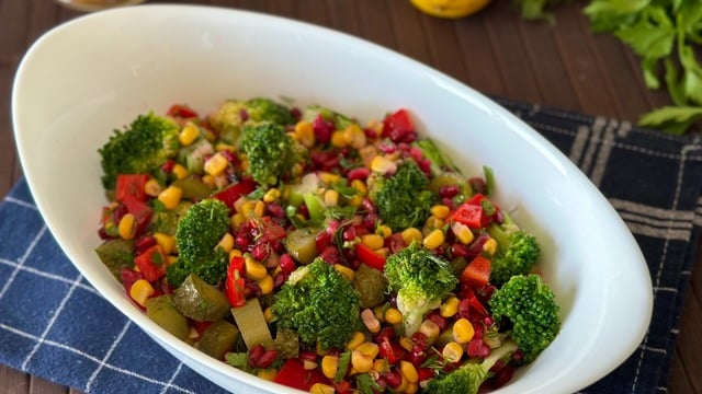 Ferah ve Renkli: Narlı Brokoli Salatası