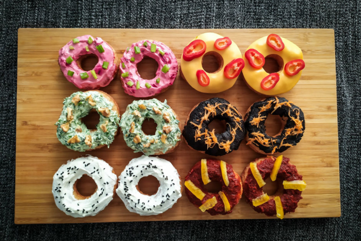 Yılın Kahvaltı Sofrası Kazananı: Donut Görünümlü Renkli Pişi