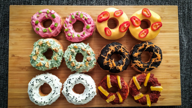 Yılın Kahvaltı Sofrası Kazananı: Donut Görünümlü Renkli Pişi