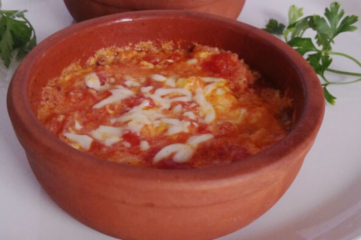 Kahvaltının Vazgeçilmezi: Güveçte Kaşarlı Menemen